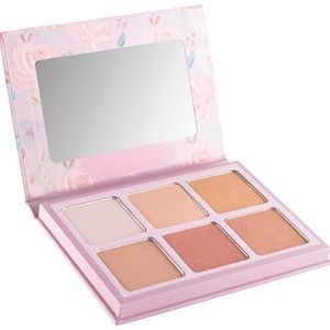 Trend beauty heavenly hues highlighter palette